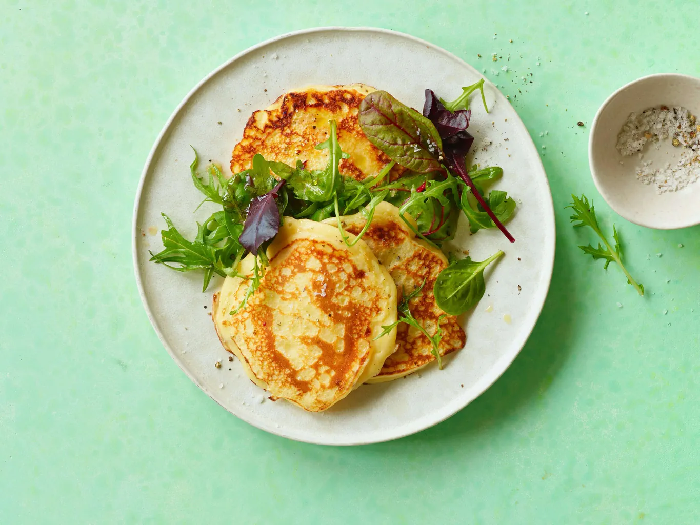 Pikante Quark-Pancakes mit Salat