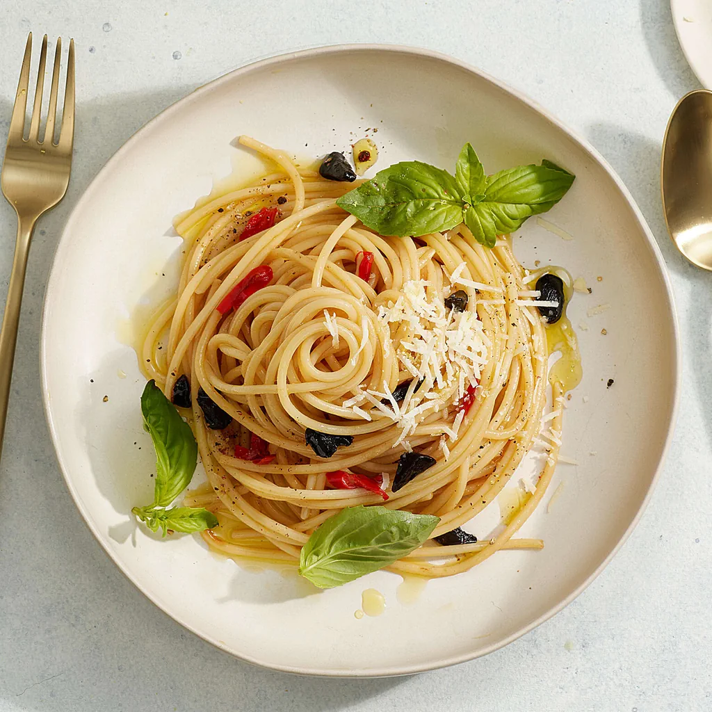 Spaghetti mit schwarzem Knoblauch
