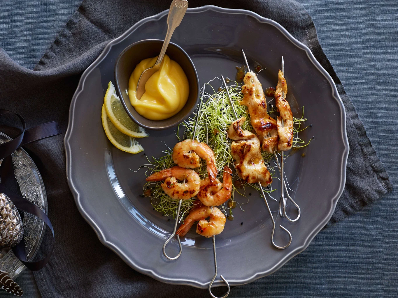 Spiedini di pollo e gamberi con maionese al limone