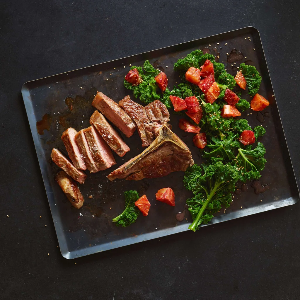 T-bone steak con insalata di cavolo piuma alle arance sanguigne