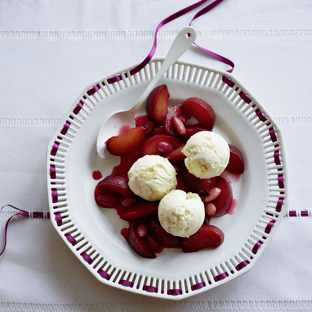 Amaretti-Glace mit Zwetschgen