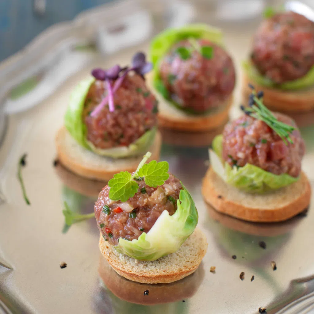 Crostini mit Rindstatarbällchen