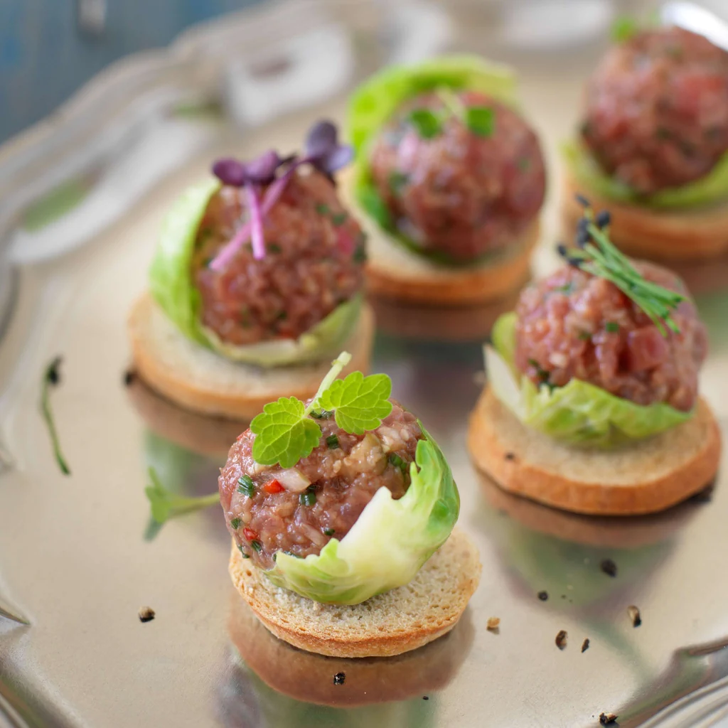 Polpette di tartare di manzo su crostini