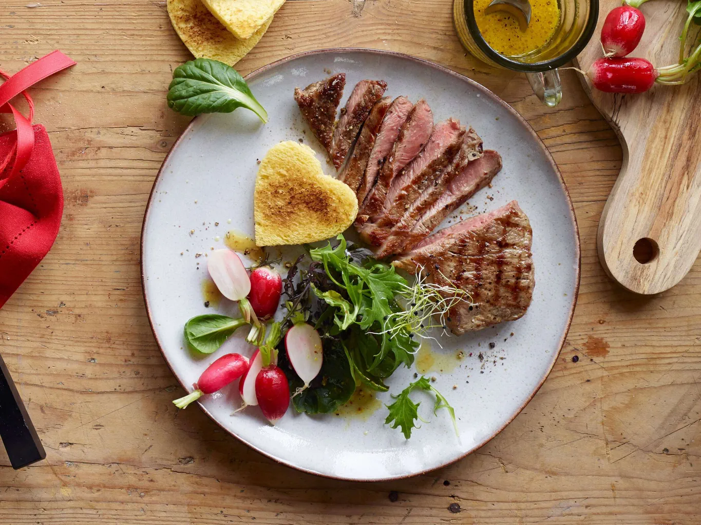 Entrecôte con insalata e toast a forma di cuore
