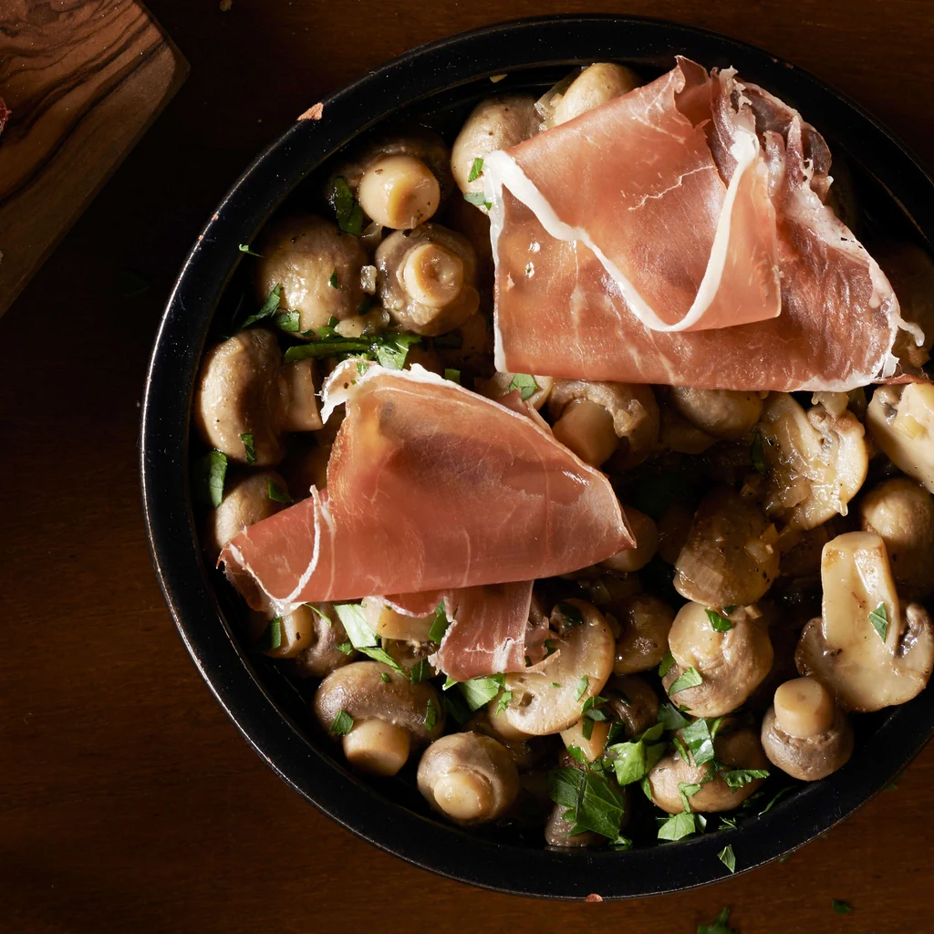 Champignon allo sherry con jamón serrano