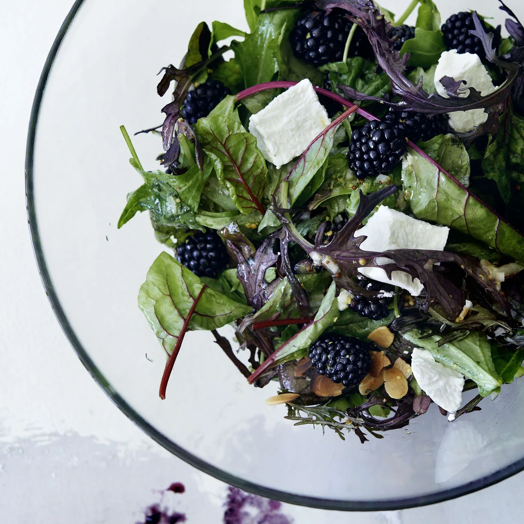 Blattsalat mit Ziegenkäse und Brombeeren