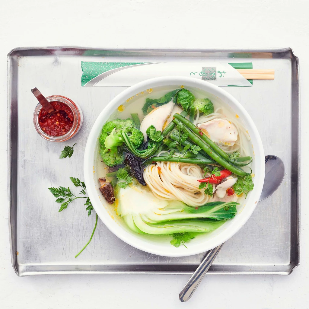 Soupe de nouilles aux légumes avec poulet