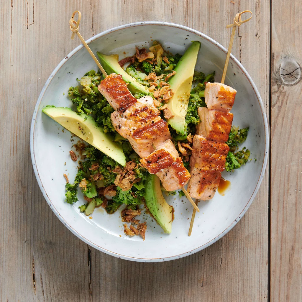 Brochettes de saumon avec brocoli