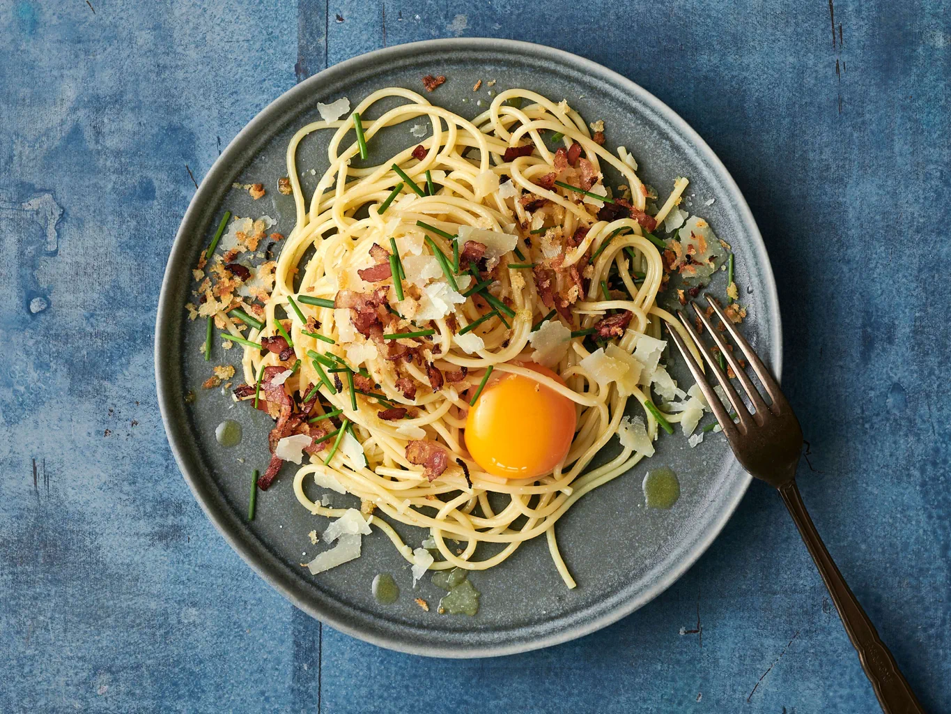 Spaghetti con uovo e briciole di pancetta all'aglio