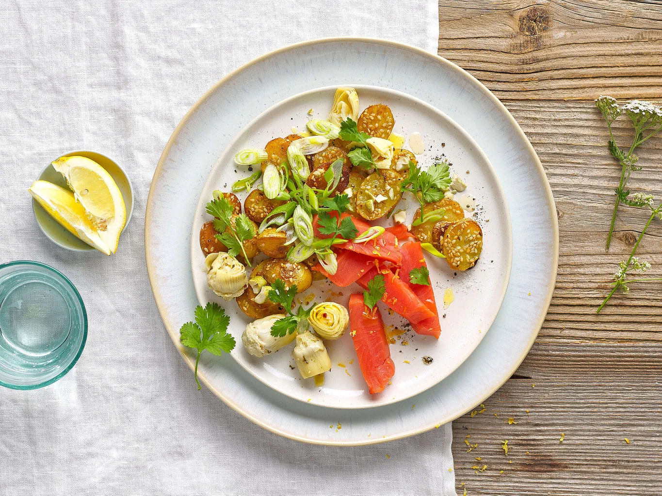 Lachsrückenfilet auf gebratenem Kartoffelsalat