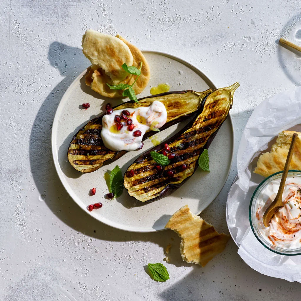 Auberginen und Fladenbrot vom Grill mit Joghurtsauce 