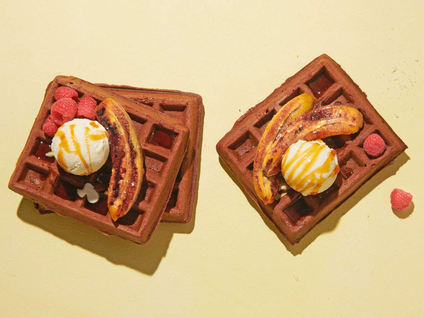 Gaufres au cacao et à l'espresso avec banane
