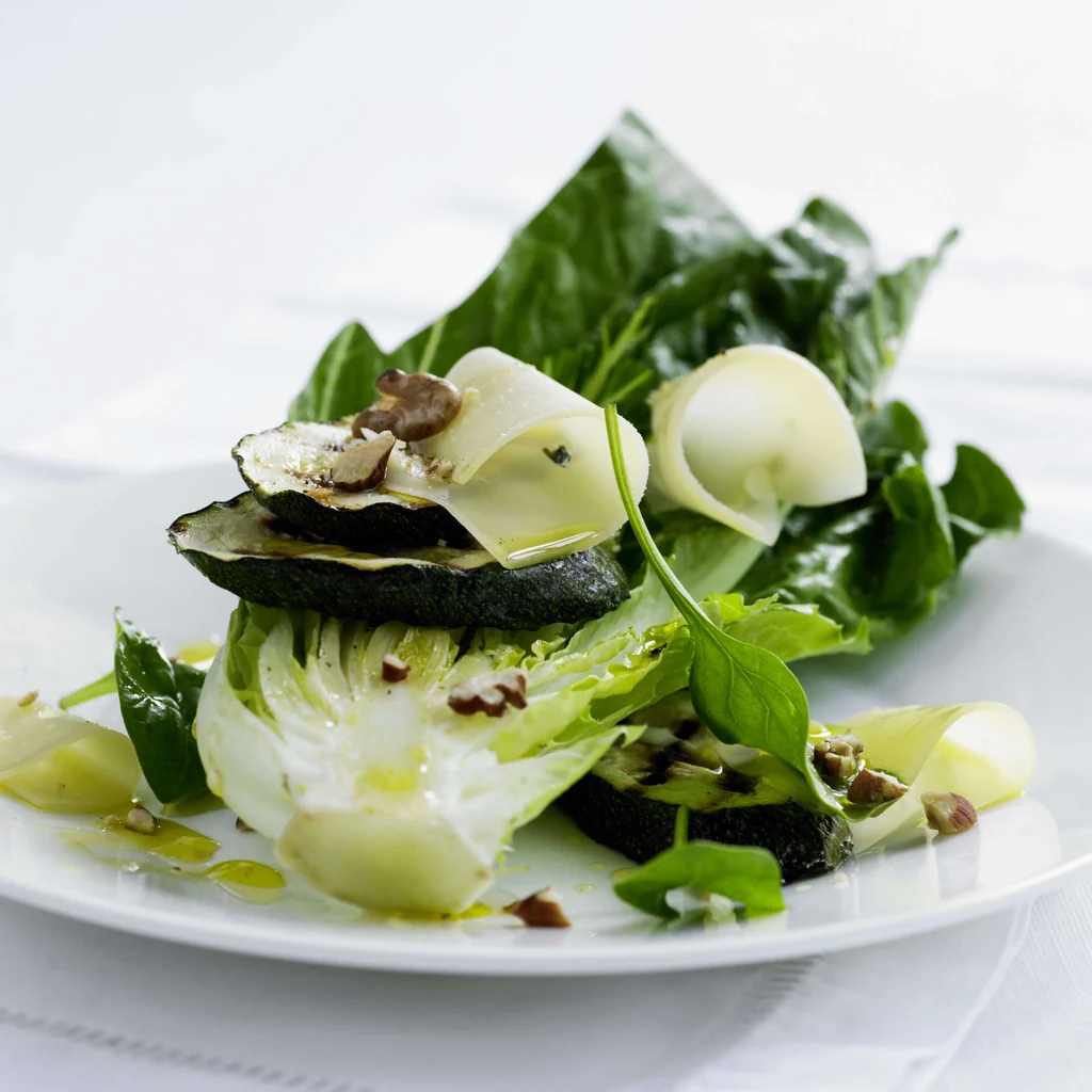 Sommersalat mit grillierten Zucchetti und Käse