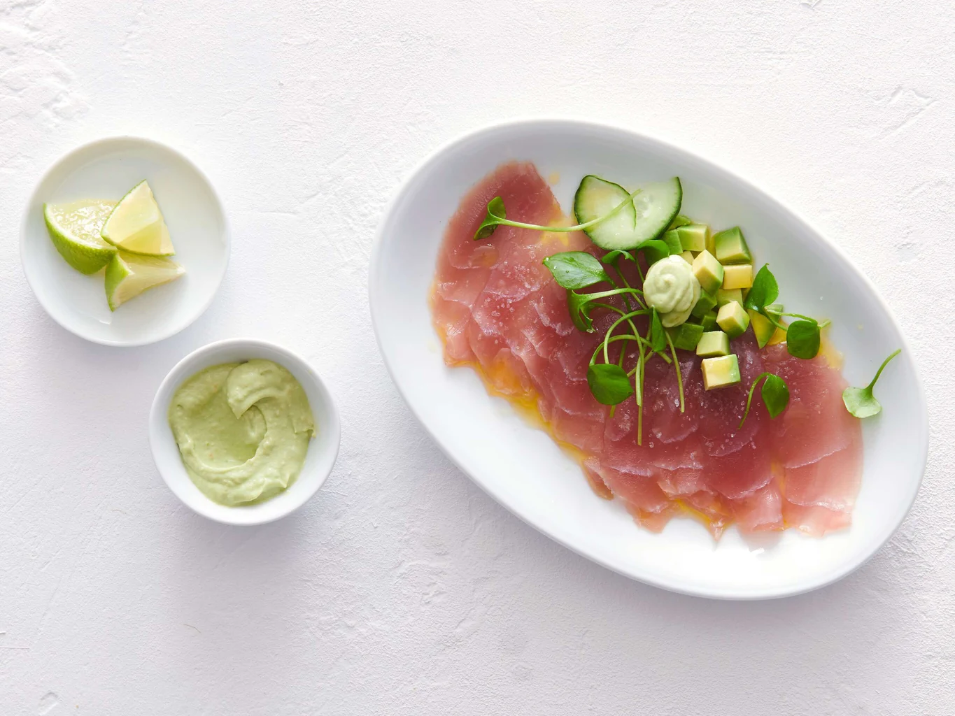 Carpaccio de thon avec crème à l'avocat et au gin