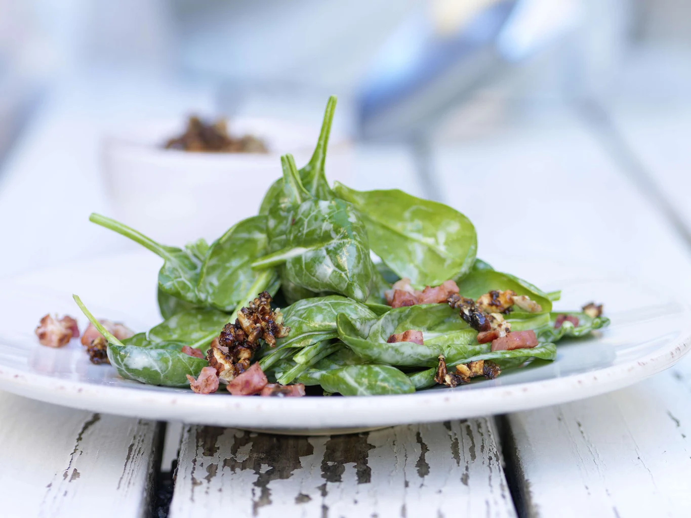 Leichter Spinatsalat mit Knoblauchkrokant