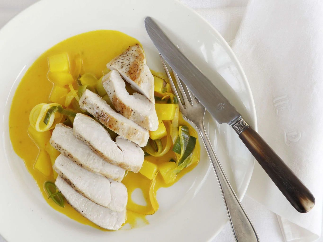 Pouletbrüstchen auf Safran-Lauch-Kartoffeln