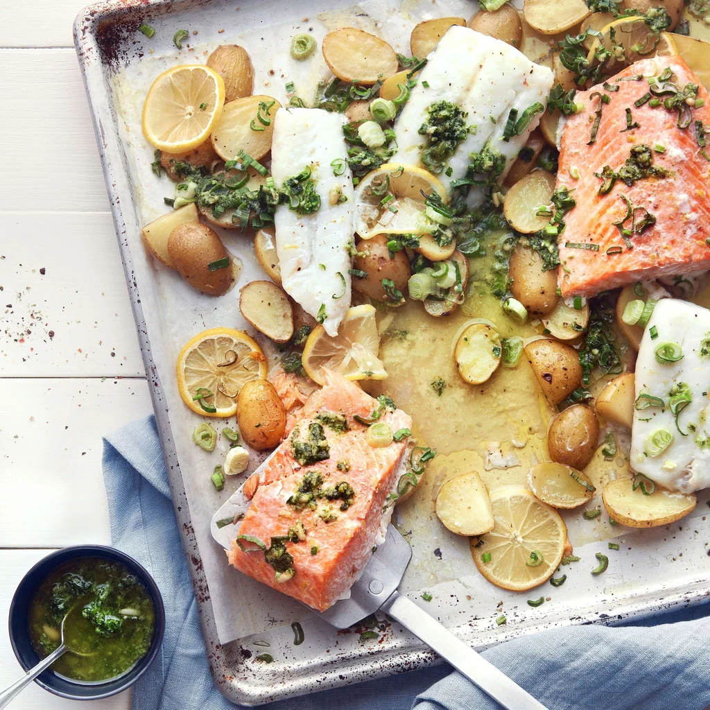 Fischfilets auf Kartoffeln mit Kräuterpesto