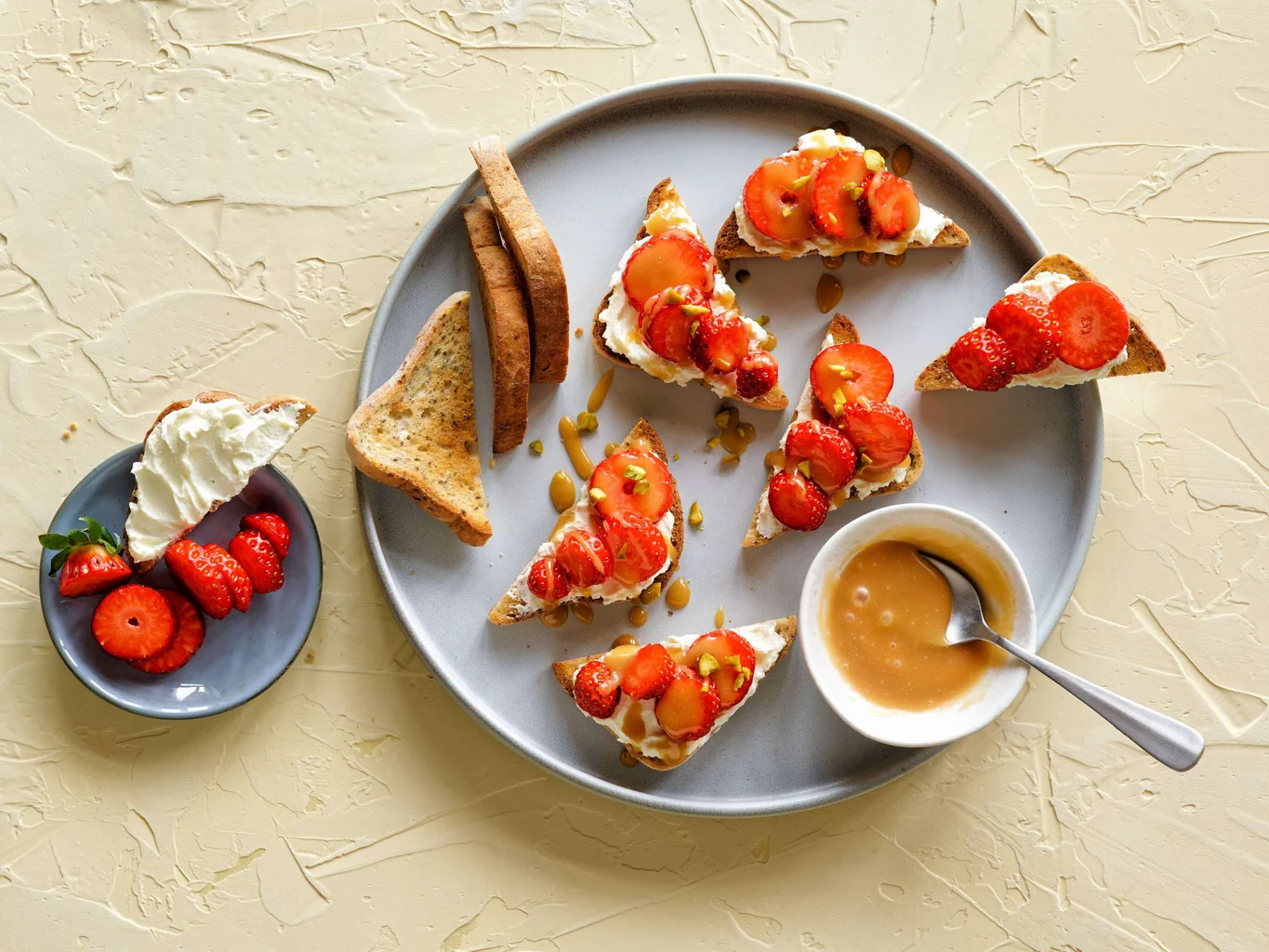 Toast mit Frischkäse und Salzcaramel