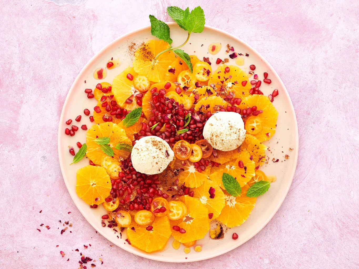 Orangen mit Granatapfel und Zimt