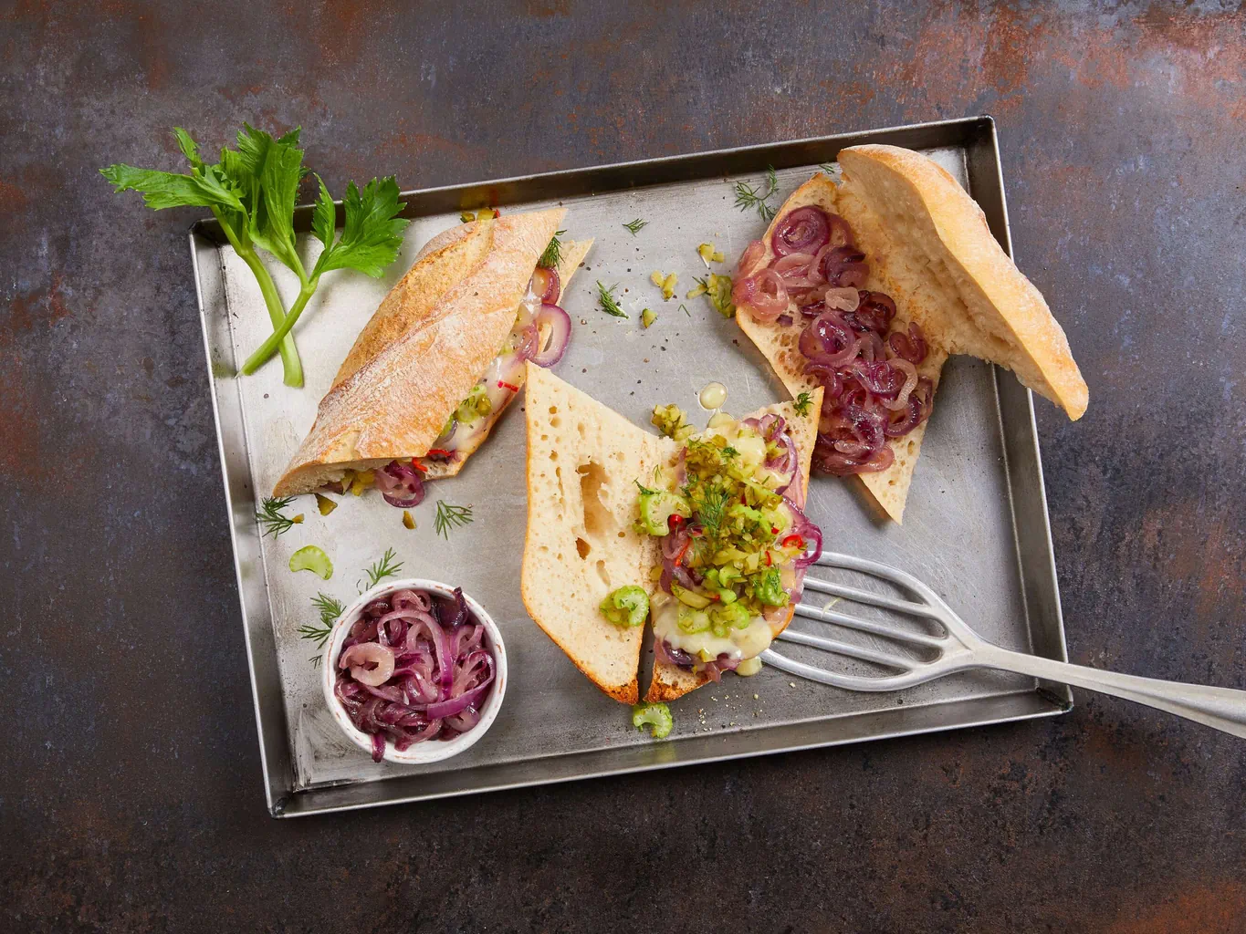 Baguette alla raclette con topping ai cetriolini
