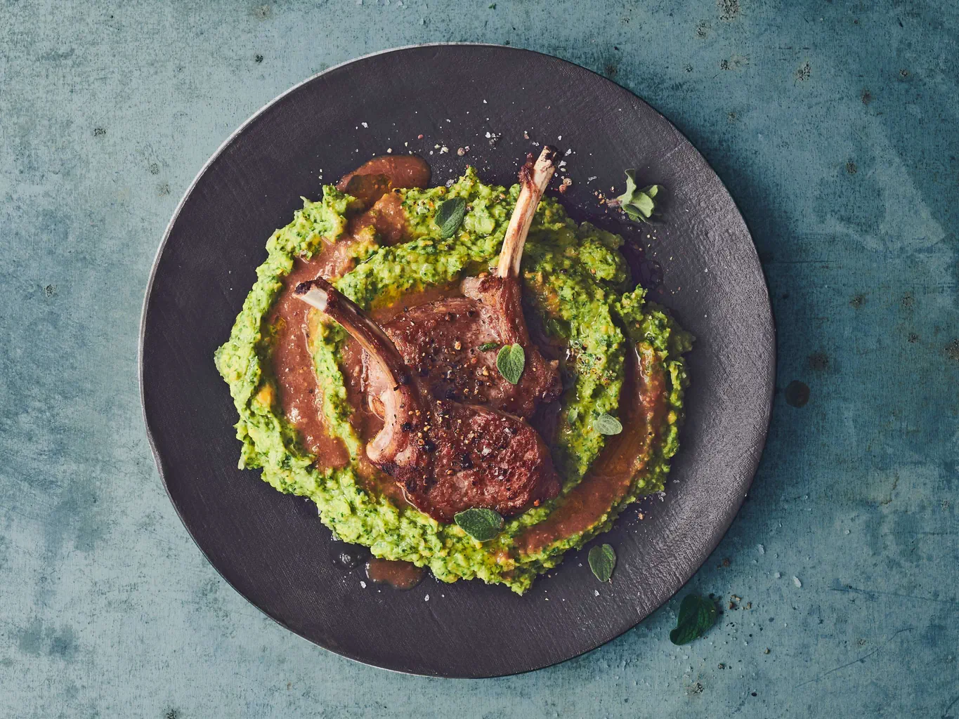 Purée de pois chiches aux épinards et côtelettes d'agneau