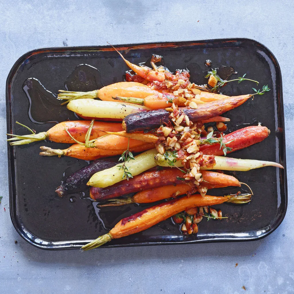Carote al forno con salsa di pomodori e mandorle 