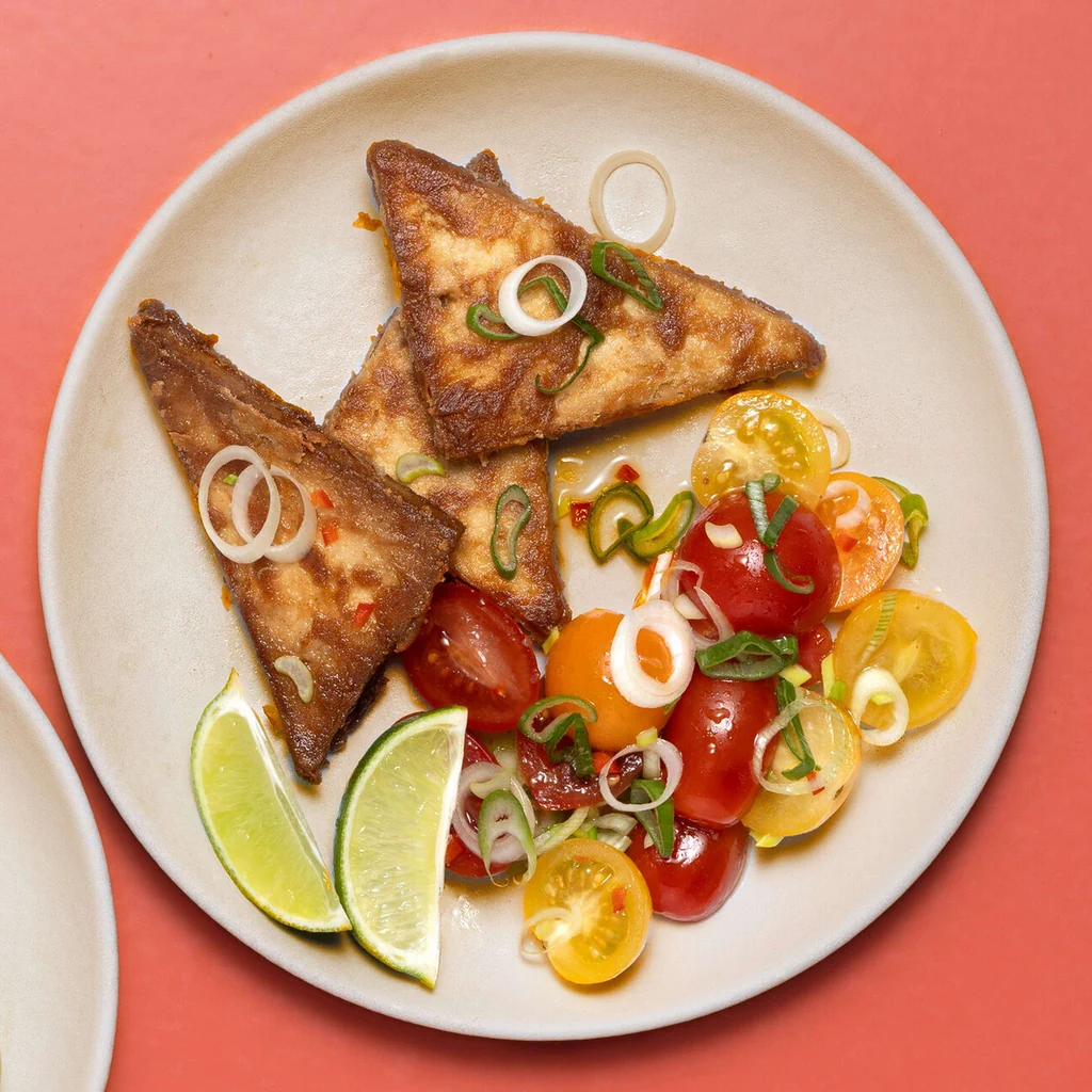 Tofu croustillant à la cacahouète avec salade de tomates