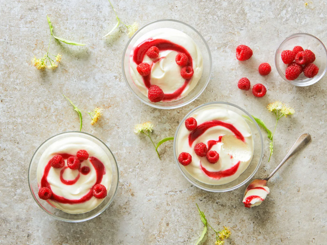 Lindenblütenmousse mit Himbeeren