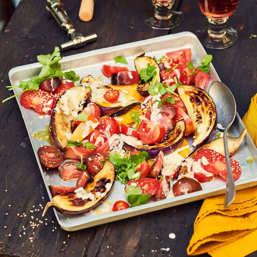 Auberginen und Tomaten mit Tahini-Dressing