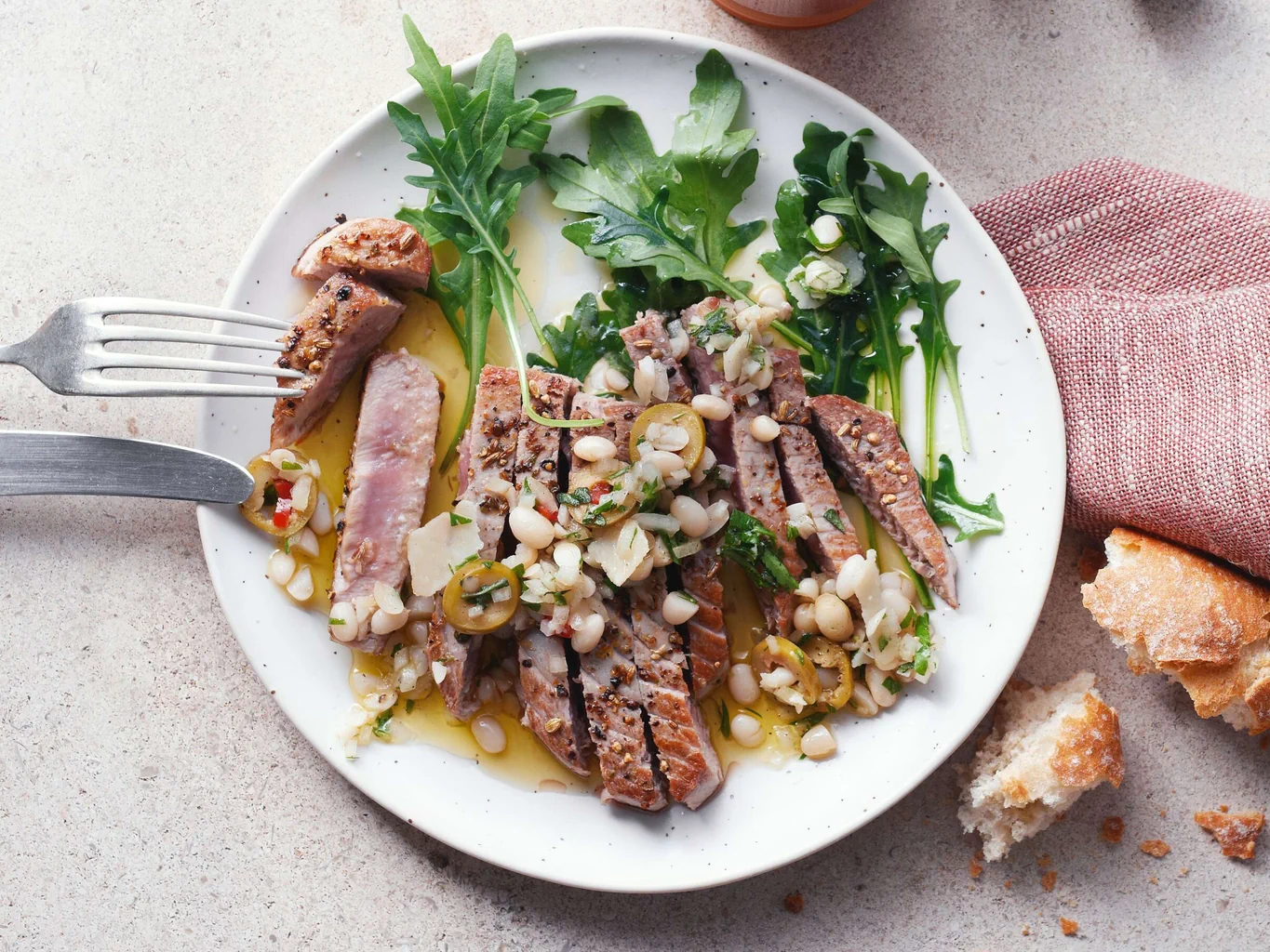 Tagliata de thon avec garniture méditerranéenne