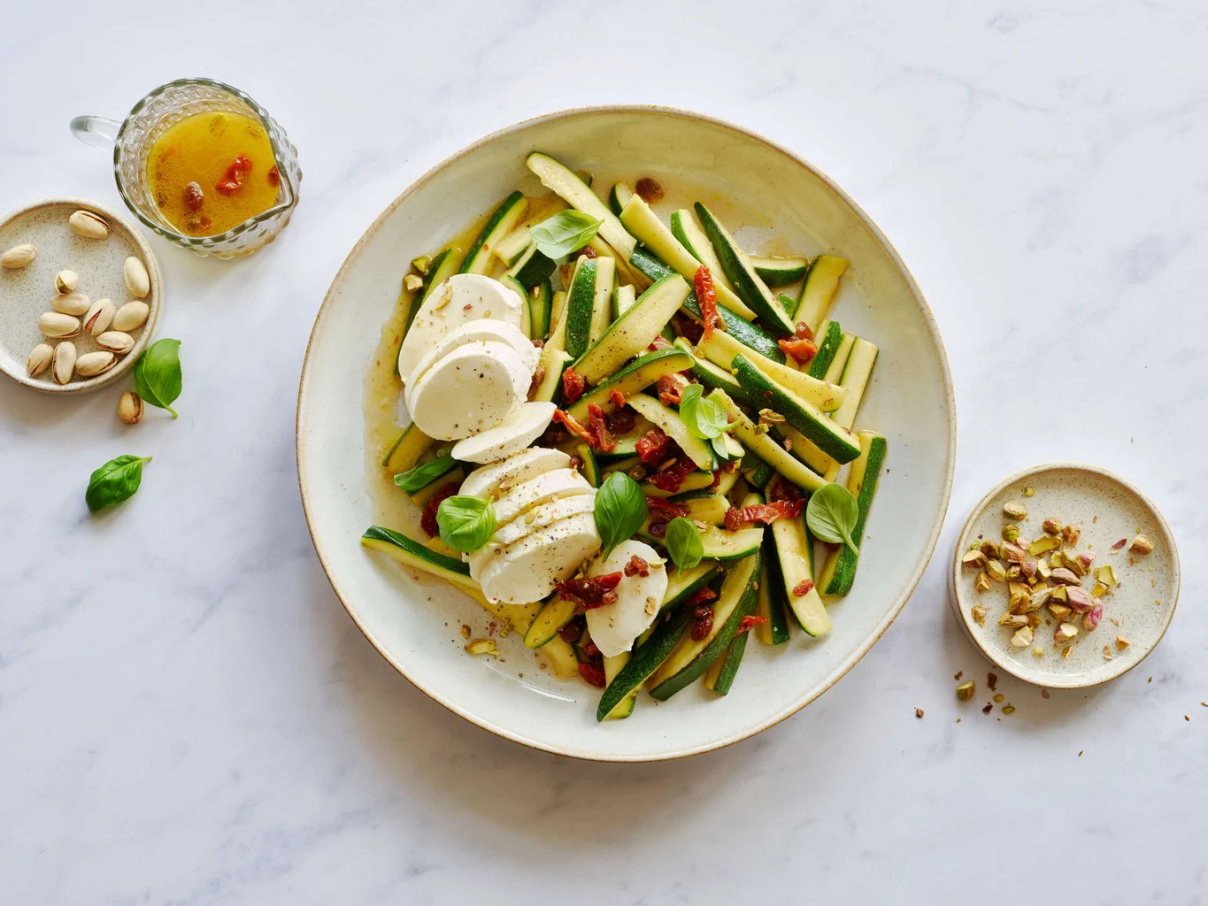 Salade de courgettes avec mozzarella
