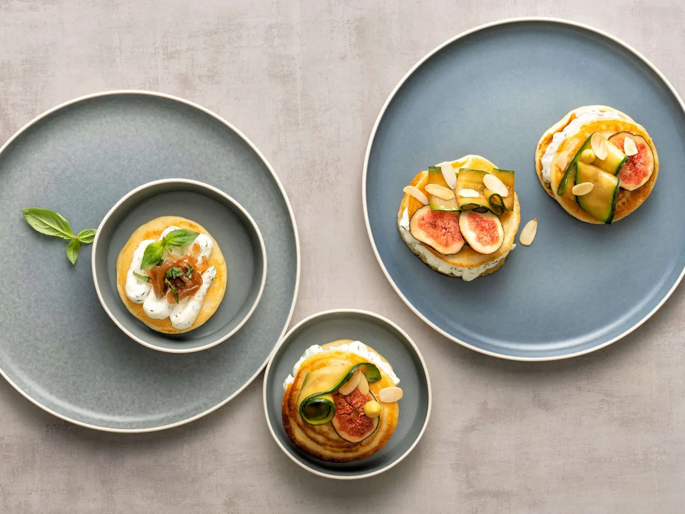 Pancakes mit Frischkäse und Zwiebeln