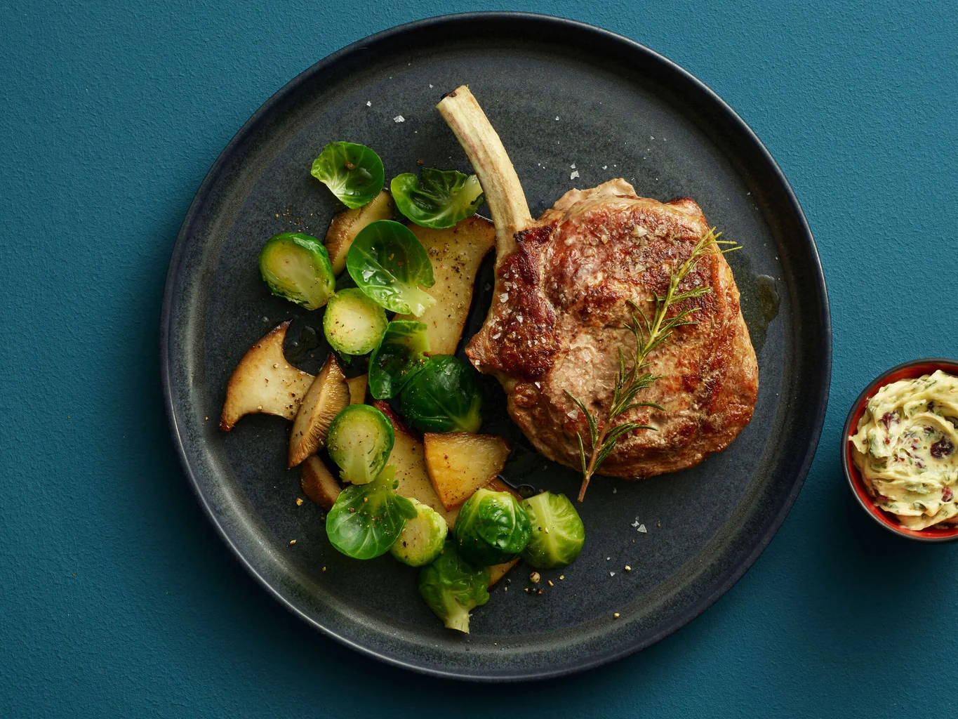 Côtelette de veau avec beurre aux canneberges
