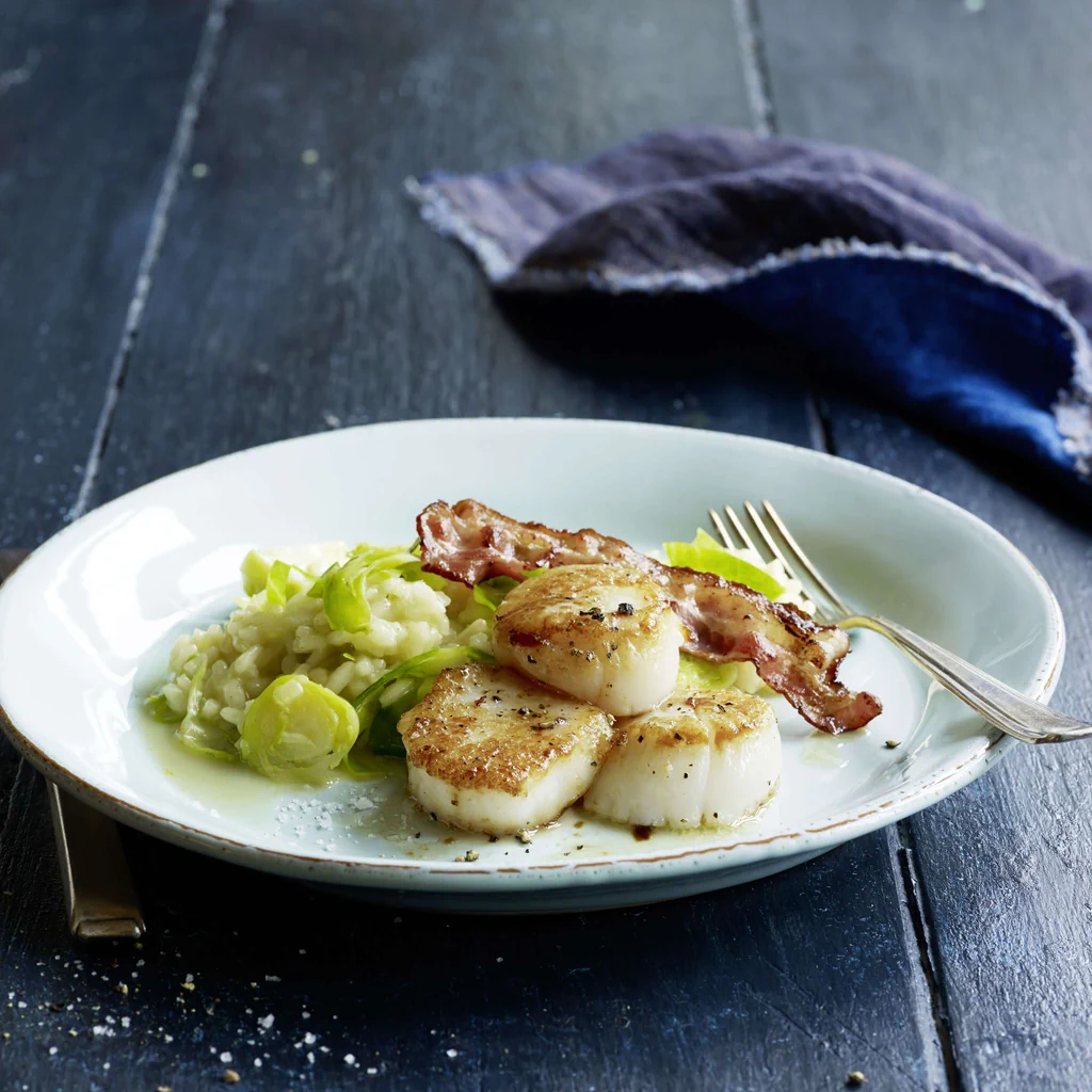Jakobsmuscheln und Speck auf Rosenkohlrisotto