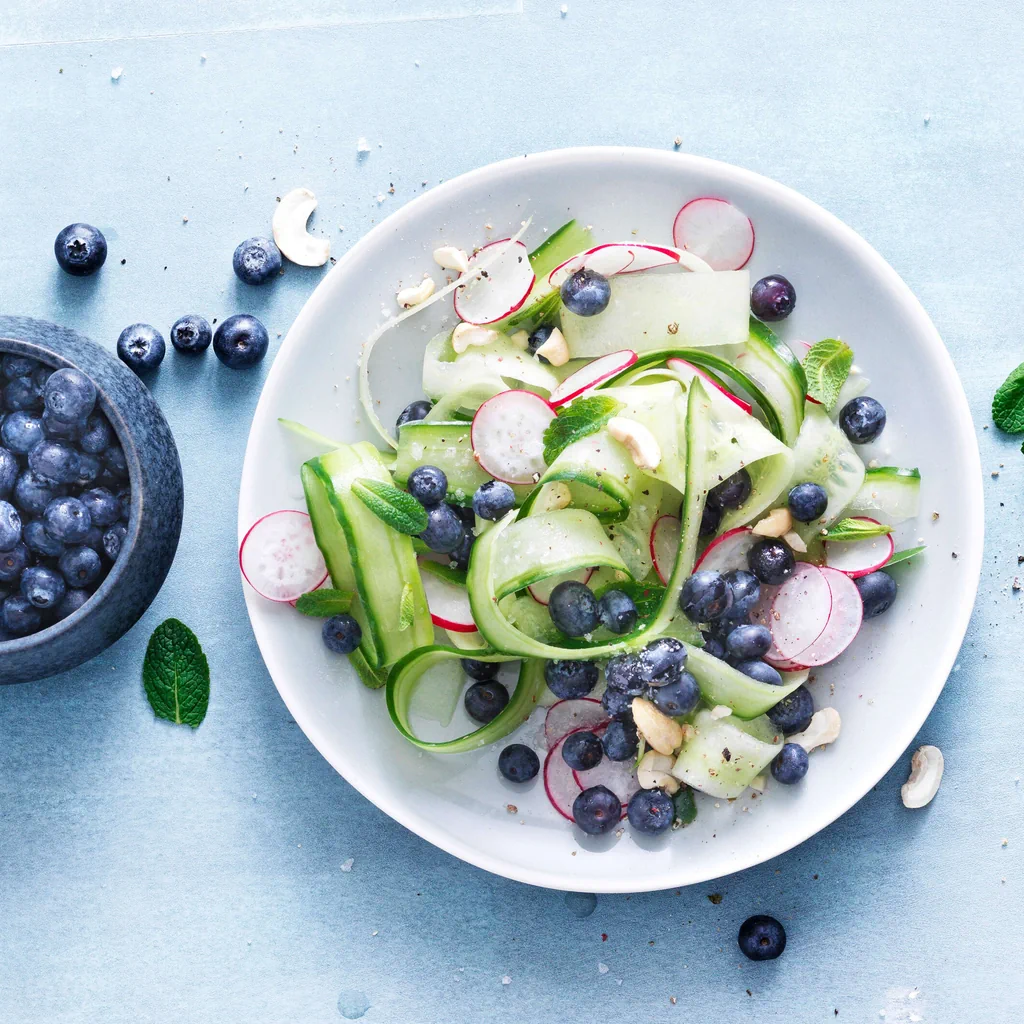 Insalata di cetrioli con mirtilli