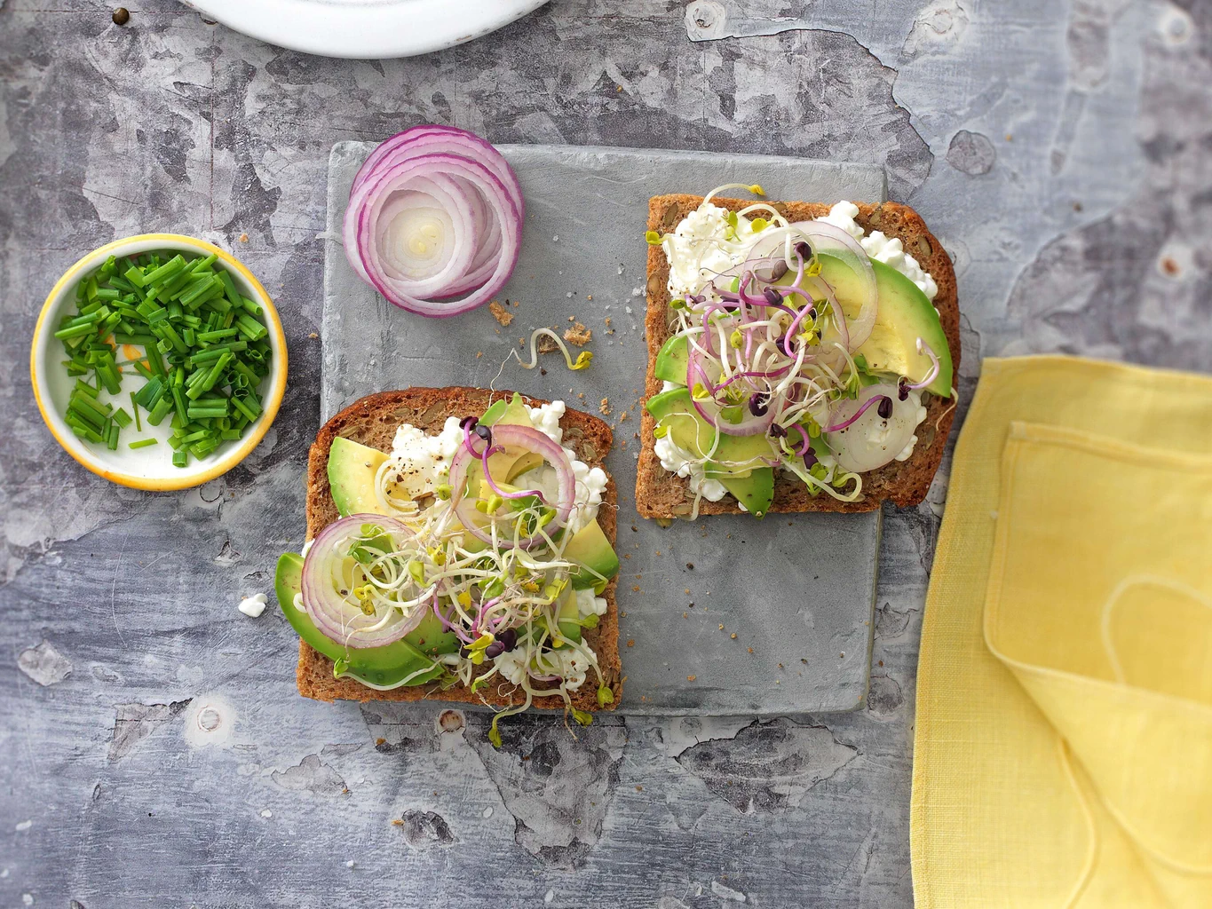 Tartine à l’avocat et au cottage cheese