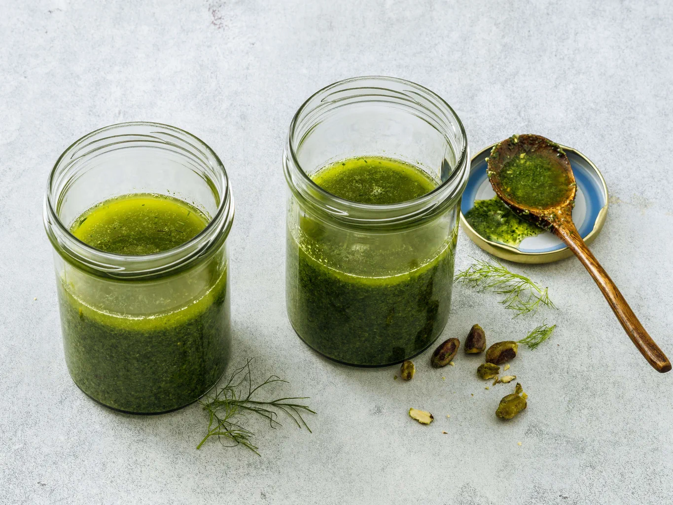 Pesto di ciuffi di finocchio