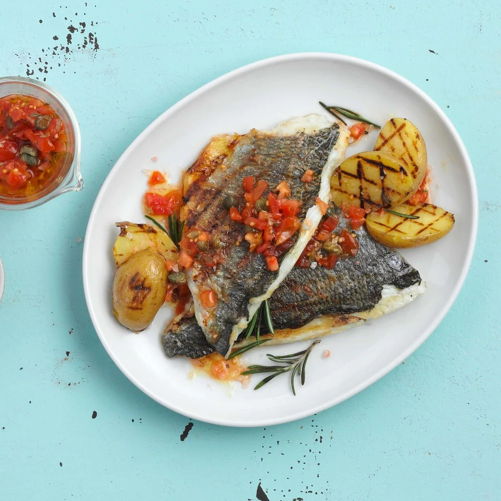 Filetti di pesce grigliati con pomodoro e capperi