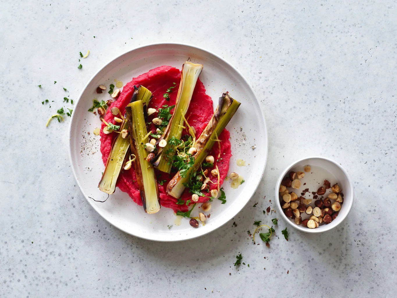Poireau rôti sur purée de pommes de terre à la betterave