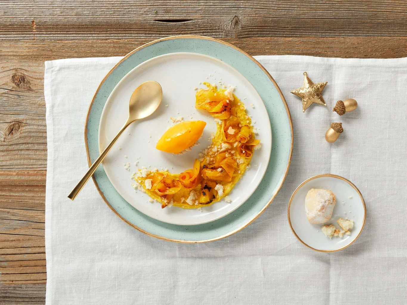 Mangue avec mousse de coco au curcuma