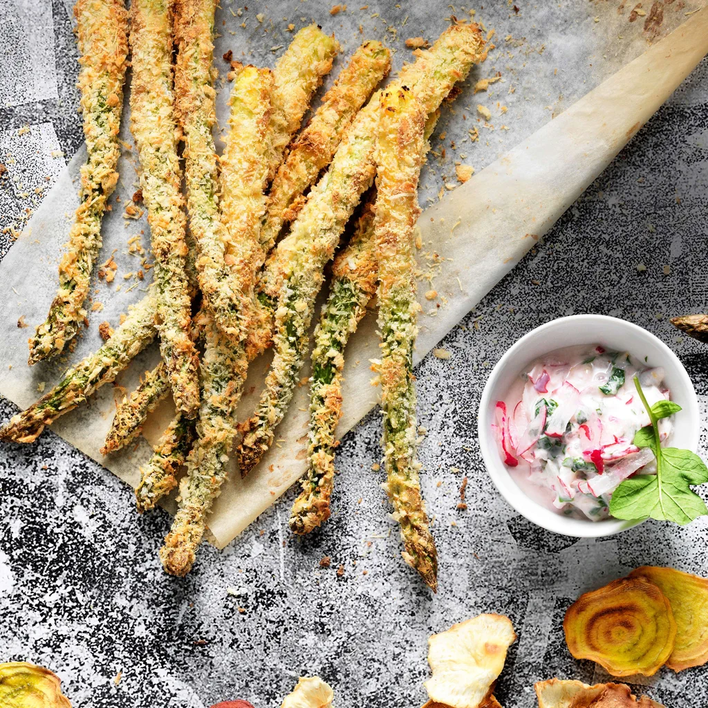 Asperges croustillantes et dip aux radis roses