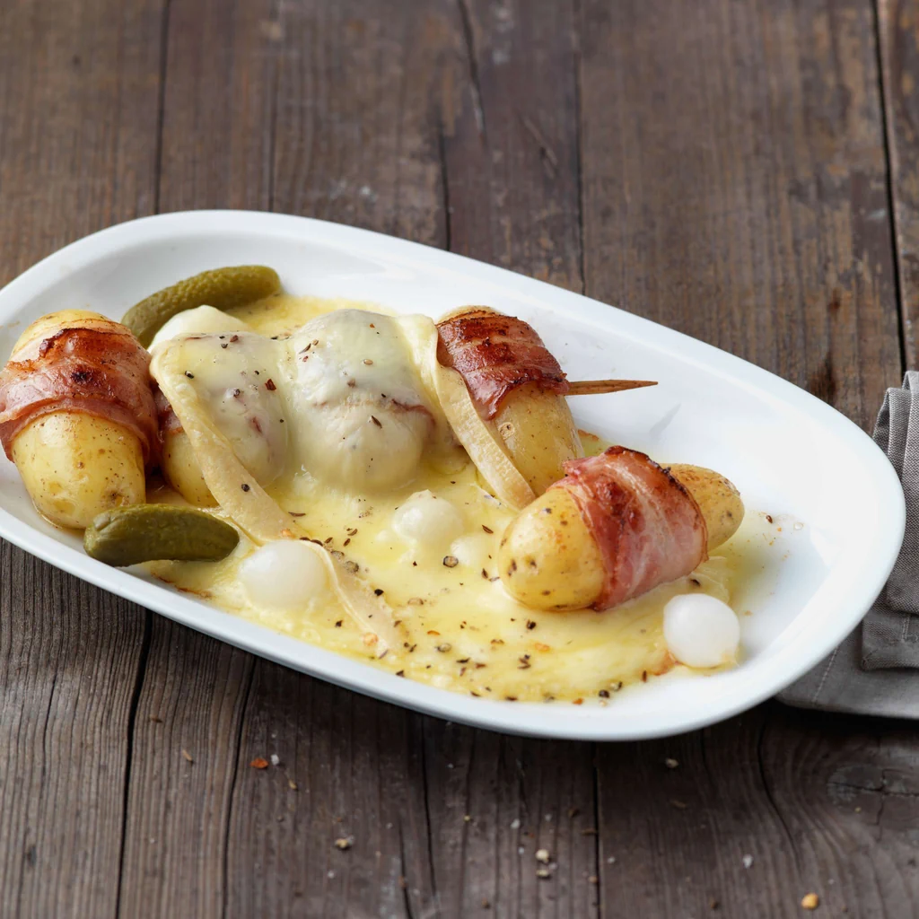 Raclette avec brochettes de pommes de terre au lard