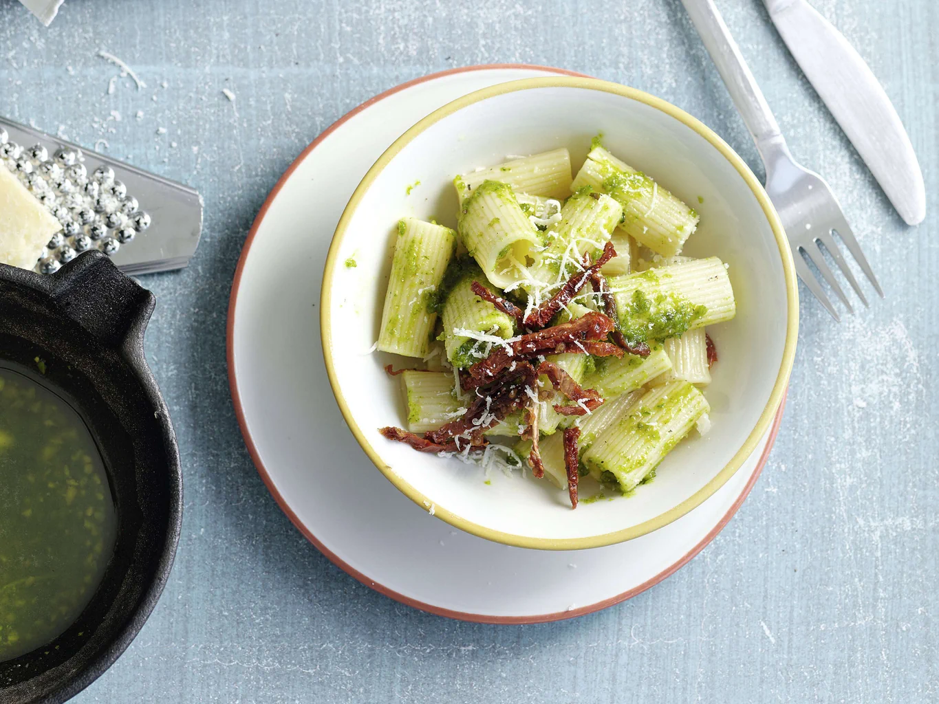 Rigatoni con pesto di pistacchi e pomodori secchi