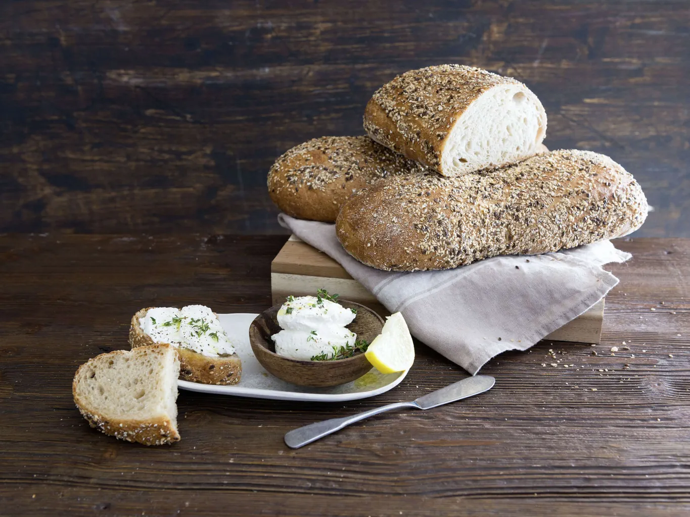 Mousse di formaggio fresco su pane rustico