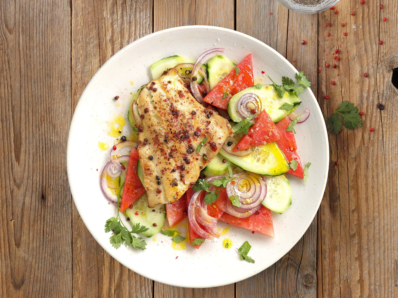 Zander auf Melonen-Gurken-Salat