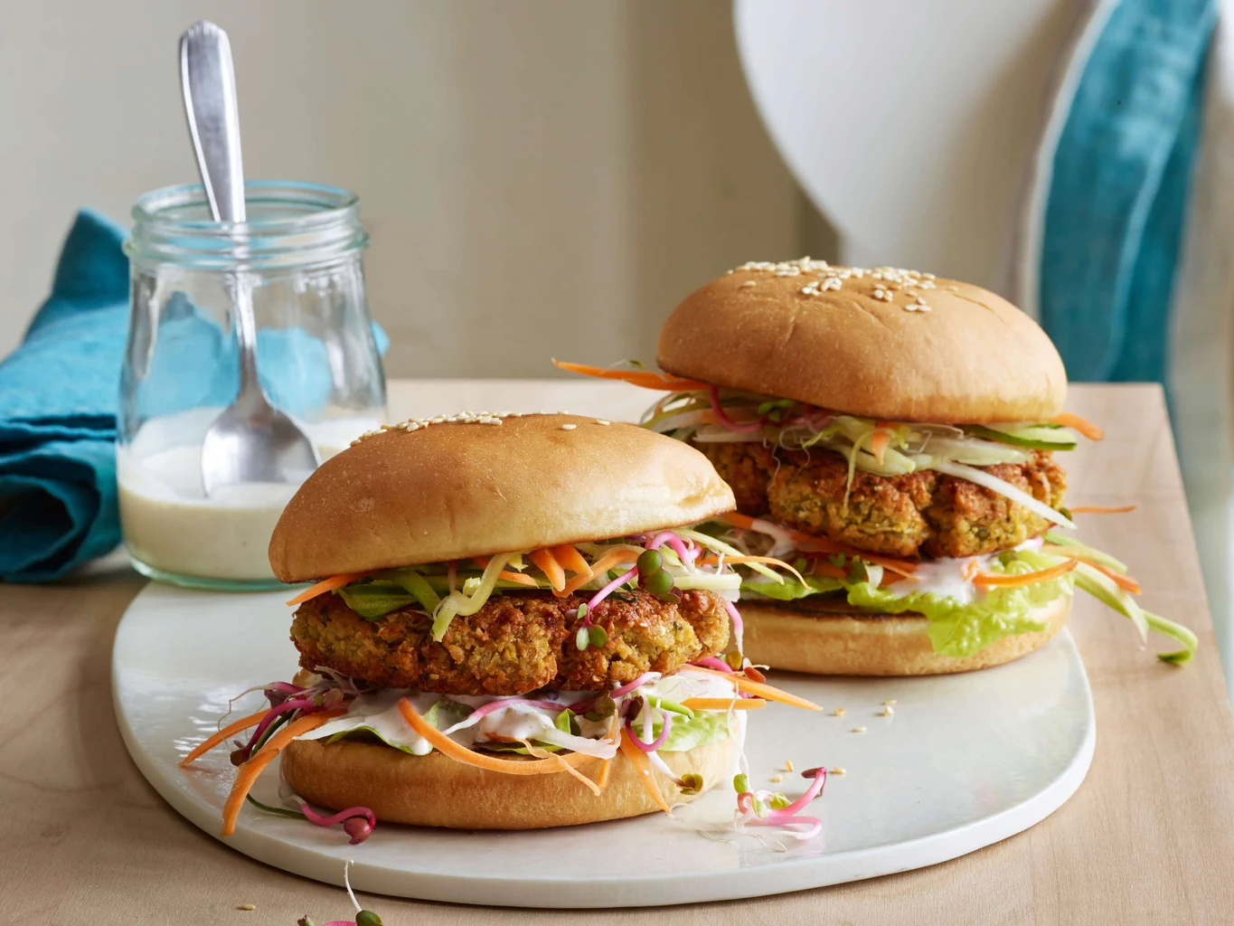 Burger au falafel avec sauce ail et piment