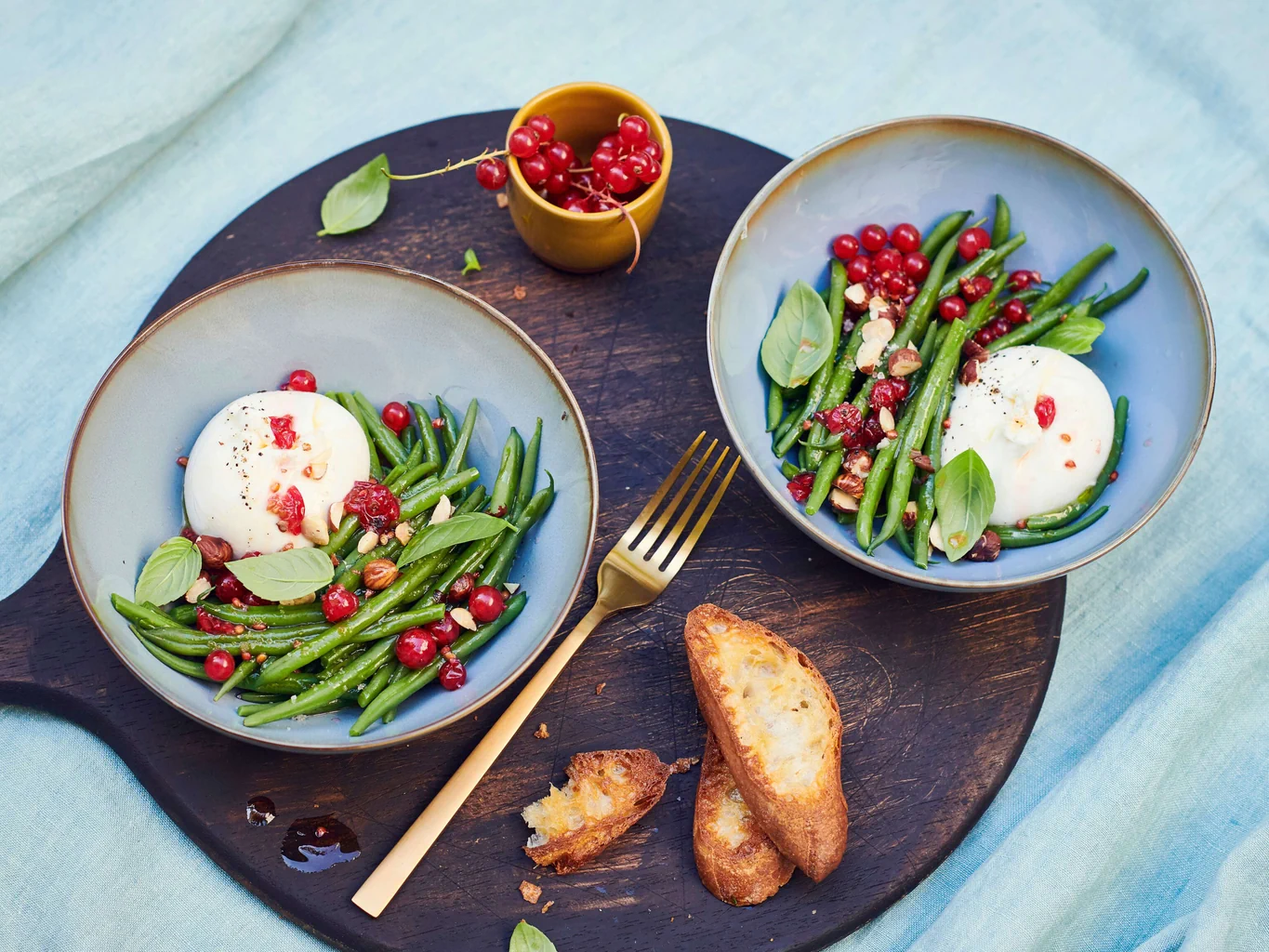 Bohnensalat mit Burrata und Johannisbeeren
