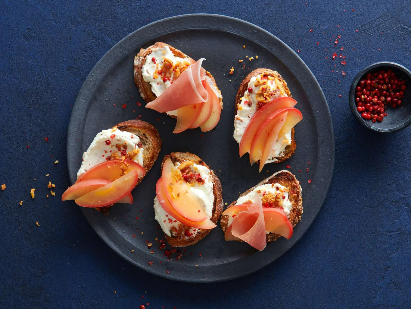 Crostini con crema alle cipolle rosolate