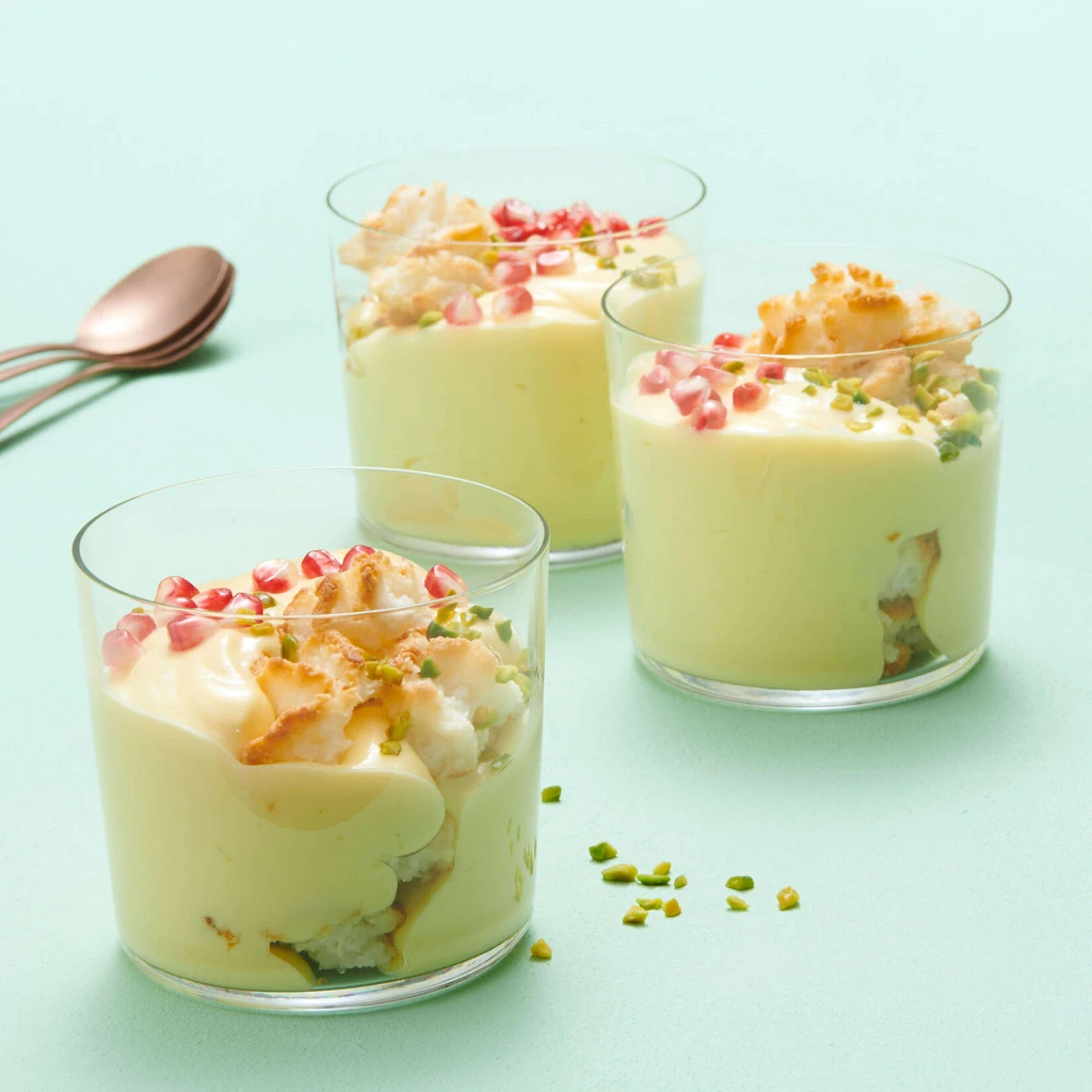 Mousse di mango con macaron al cocco