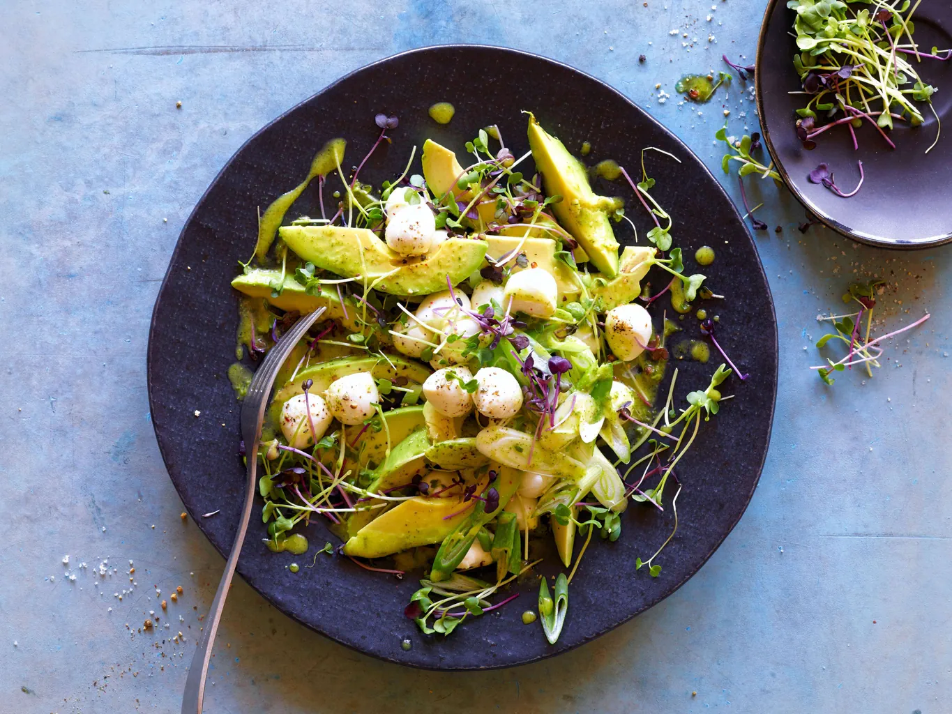 Salade de mozzarella et d'avocat avec micro-pousses
